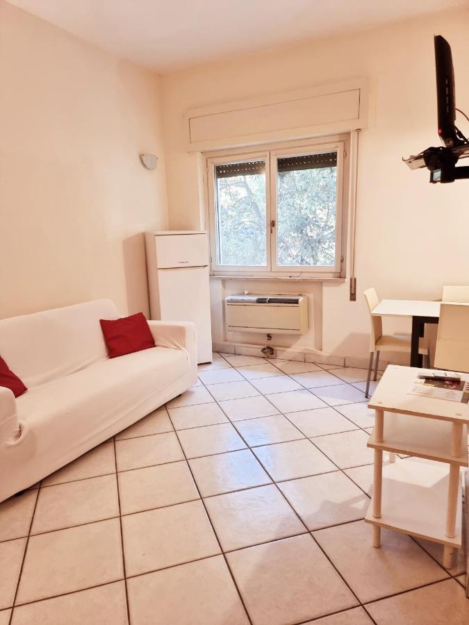 Reale Apartments تيراتشينا الغرفة الصورة